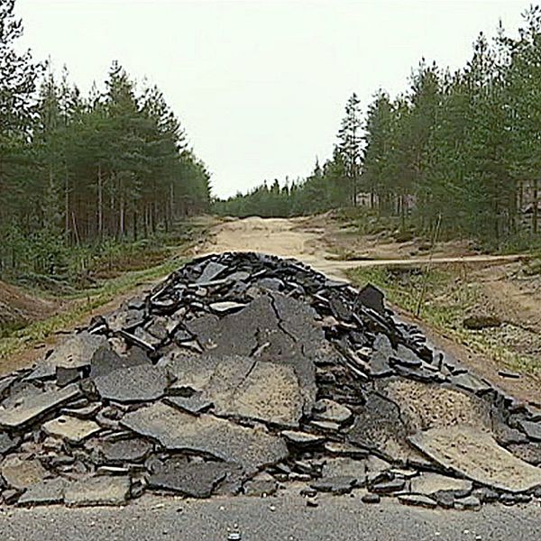 En delad bild med två sektioner: till vänster en person, Bo Nordebo, i ett rum med en vit t-shirt och  till höger en avbruten väg i en skog med en stor hög av asfalt som blockerar vägen.