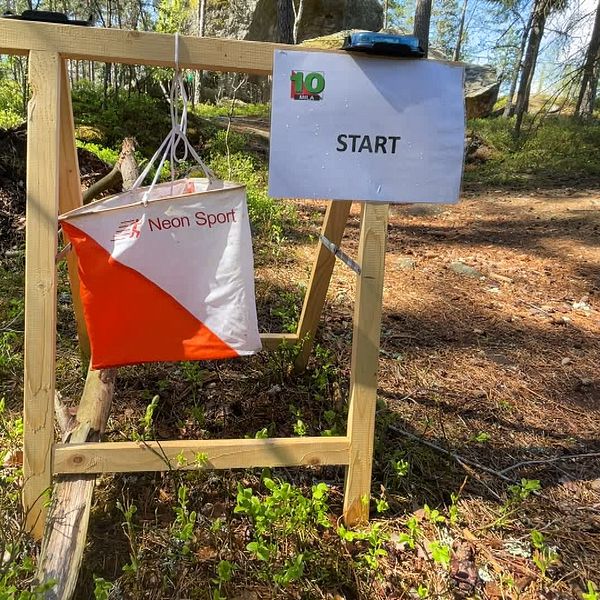 Delad bild. Till vänster: en person springer i skogen. Till höger: startskylt för orientering.