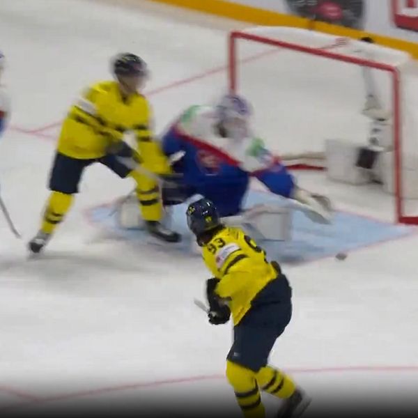 Delad bild. Till vänster: svensk ishockeyspelare i gul tröja. Till höger: match vid motståndarmål.