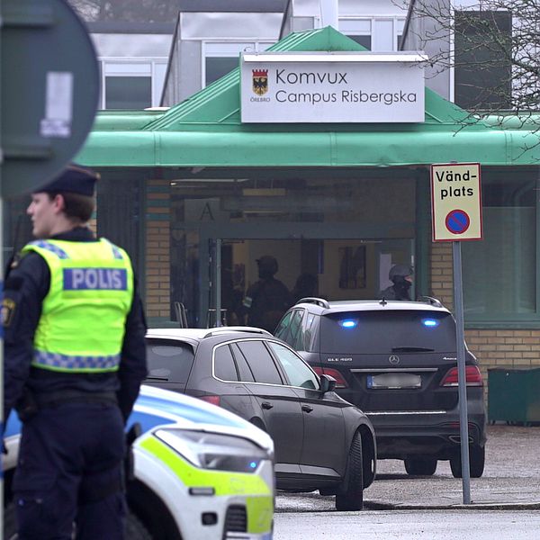 Delad bild: Till vänster syns Mohkar Bennis gymnasiechef i Örebro kommun, och till höger visar en polis i reflexväst vid Komvux Campus Risbergska-entrén där bilar, inklusive en polisbil med blåljus, är parkerade.