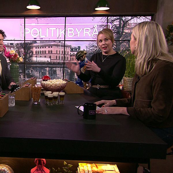 Linda Snecker i samtal om Vänsterpartiets relation till Socialdemokraterna i tv-studio.