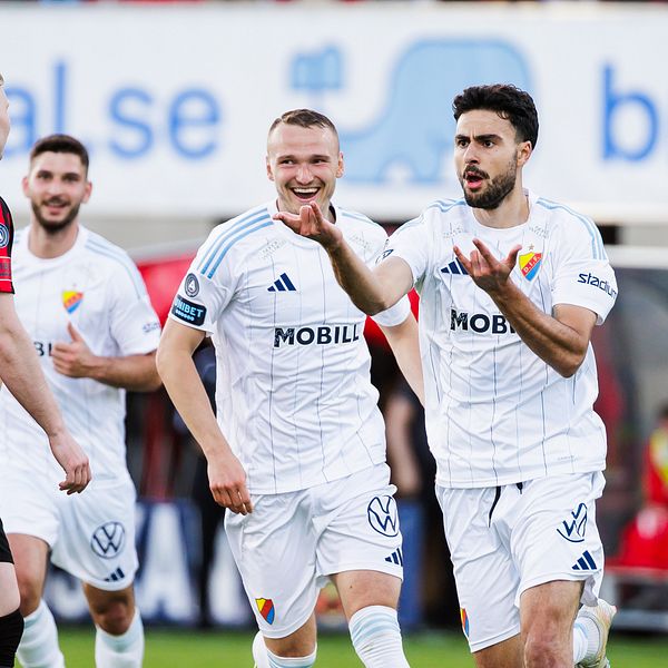 Djurgårdens Deniz Hümmet jublar efter sitt hattrick mot Brommapojkarna