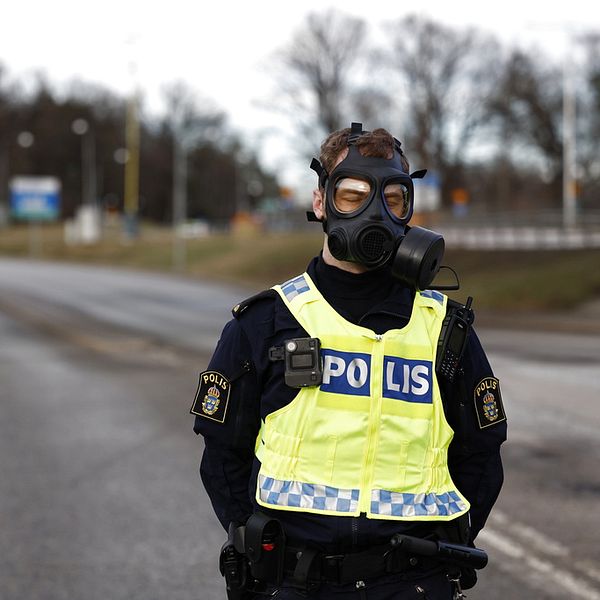 polis med gasmask.