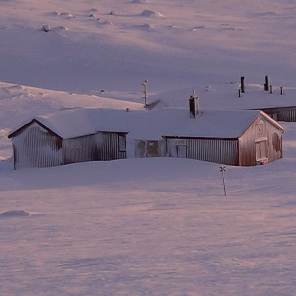 Delad bild på man och på byggnader på fjället