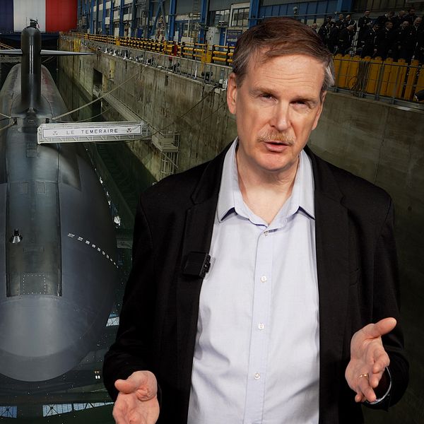 Partisymboler vid en ubåt, illustration om riksdagspartiers syn på kärnvapen i Sverige.