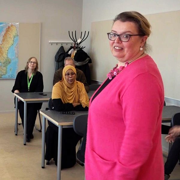 projekledaren Lena Johansson står  i rosa tröja framför klassen med kvinnor