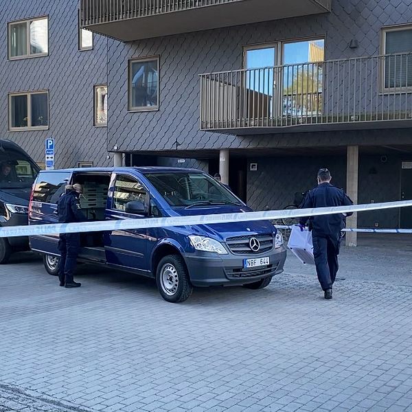 SVT:s reporter, kvinna i grå kappa och mikrofon i handen, på plats vid polispådrag i Nya Hovås i Göteborg där polisfordon parkerat utanför bostad efter larm om misstänkt farligt föremål