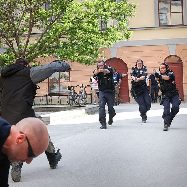 Poliser bekämpar en fingerad gärningsman under övningen