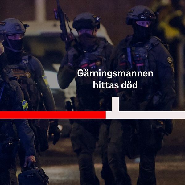 Fem tungt beväpnade poliser i Örebro i taktisk utrustning går längs en gata, med en tidslinje över bilden som visar klockslagen 12.33 och 12.38, följt av texten ”Gärningsmannen hittas död”.