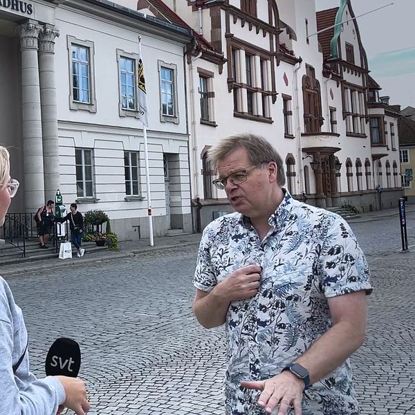 Kvinnlig reporter intervjuar man
