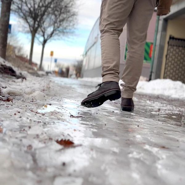 porträttbild av gipsteknikerna Anne-Marie Gradin och en bild av en isig gångväg med en någon som går, bara benen och fötterna syns