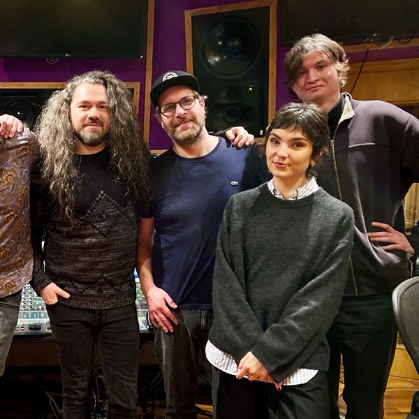En samling artister och producenter står i en studio i Borlänge där de spelar in en jullåt tillsammans.