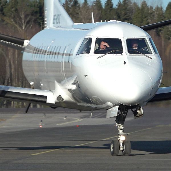 Flygplan som landat på Örebro Airport och porträttbild på man med glasögon.
