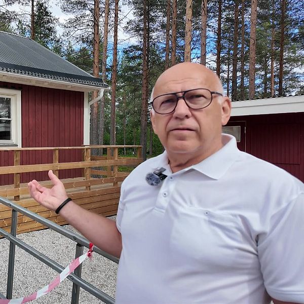 Hembygdsföreningens ordförande framför den nya bagarstugan.