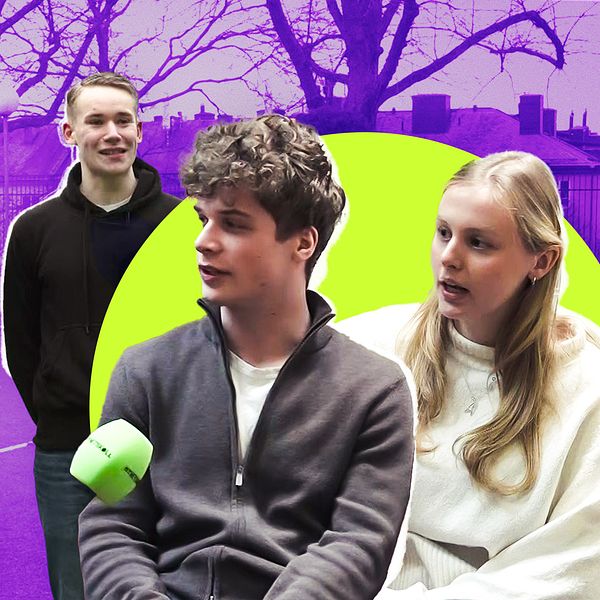 En bild med fyra personer stående utomhus på en gräsmatta, med träd och stadssilhuett i bakgrunden. Till höger om dem sitter två personer mot en ljusgrön cirkulär bakgrund, båda klädda i avslappnade kläder.