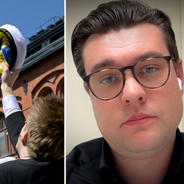 Elever med studentmössor lyfter sina hattar mot himlen i en festlig atmosfär utanför en röd tegelbyggnad. I en separerad del av bilden syns Jesper Knutson som vänder sig mot kameran.