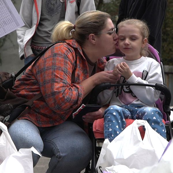 Tvådelad bild. Vänster: intervju med SVT. Höger: kvinna och barn vid matkassar.