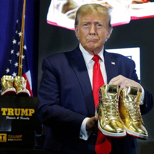 Modeexperten och Trump som stolt visar upp sina gyllene skor