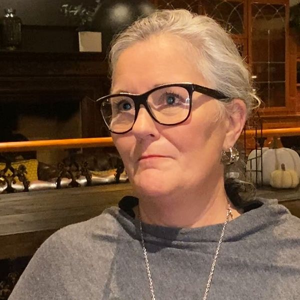 En delad bild som visar två personer i olika miljöer. Den vänstra sektionen fångar en man som ler med en utomhusbakgrund, medan den högra sektionen visar en kvinna inomhus på ett cafe.