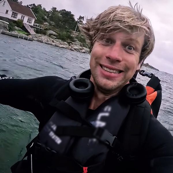 En man på en SUP-bräda.