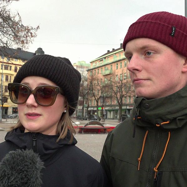 Till vänster en kvinna med slöja på gatan i centrala Örebro. Till höger två unga personer med mössa.