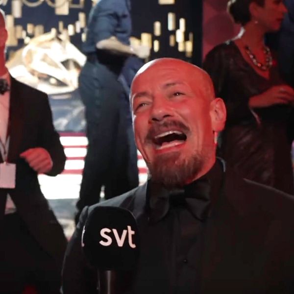 Tarik Saleh och Fares Fares intervjuas på gala, håller SVT-mikrofon.