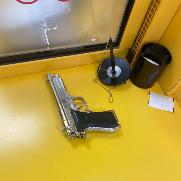 t,h person med låtsaspistol i Forex Bank i Kalmar. t,v bild på pistolen