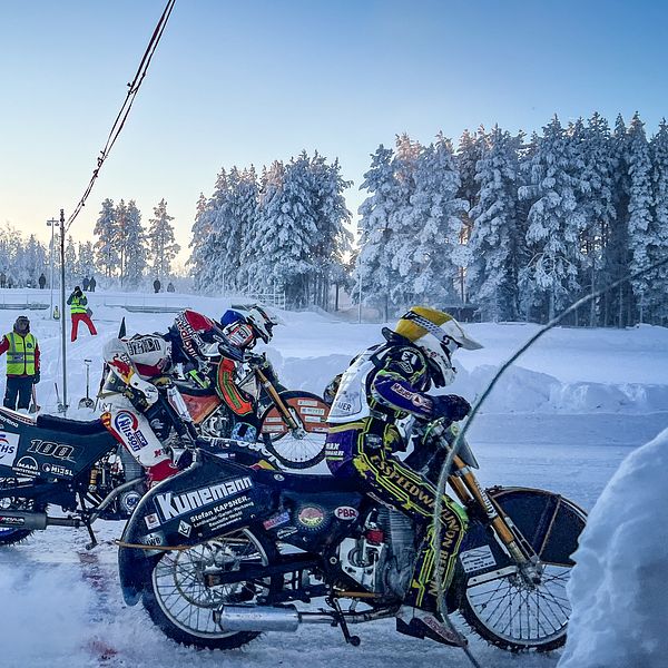 Ett gäng isracingförare gasar iväg från startlinjen i en kylslagen vintermiljö.