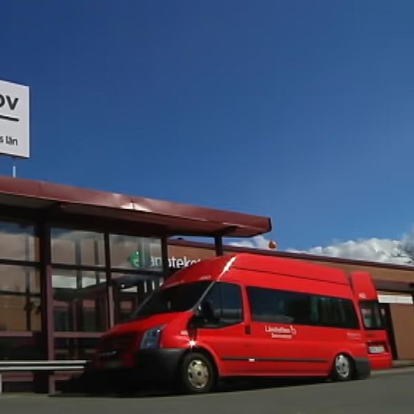 En färdtjänstbuss står framför Länssjukhuset Ryhov.