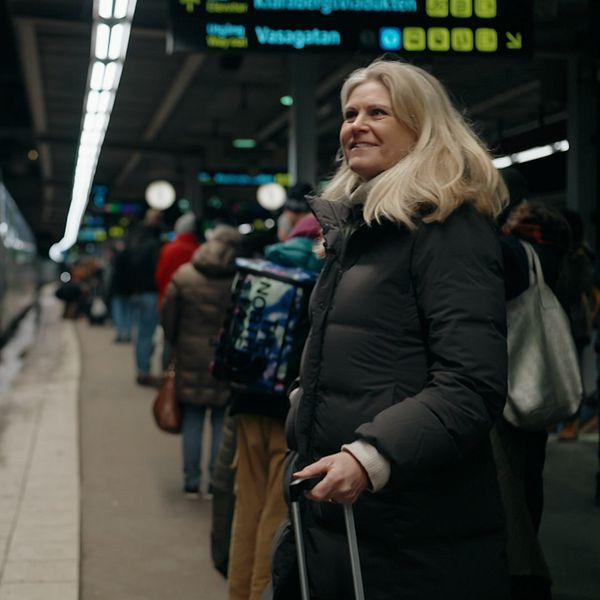 SVT:s Camilla Kvartoft på en tågperrong.