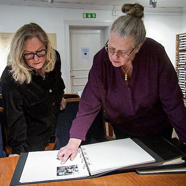 En arkivbild från ett sågverk till vänster. Till höger SVT:s reporter och bildantikvarien Kerstin Ingelmark tittar på bilder i Kristinehamns bildarkiv.
