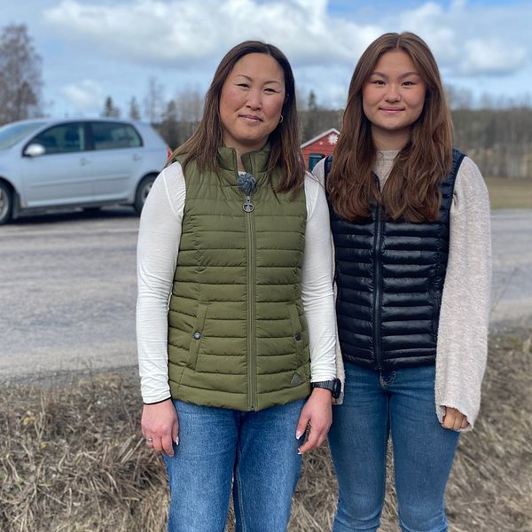 En gråsälskut som förirrat sig upp på land i Töva utanför Sundsvall via Selångersån och Tövabäcken och de som fann sälen Jennie Hjalmarsson och dottern Emma Lundkvist som bor i närheten