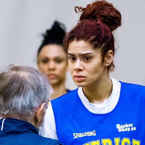 Regan Magarity och Amanda Zahui har båda tackat nej till kommande EM-kvalsamling i basket.