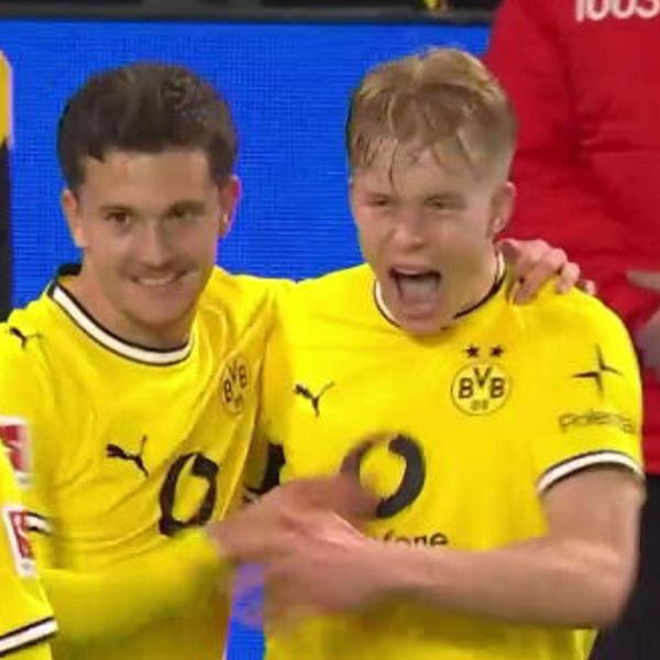 Daniel Svensson firar mål med en volt och lagkamrat i gult