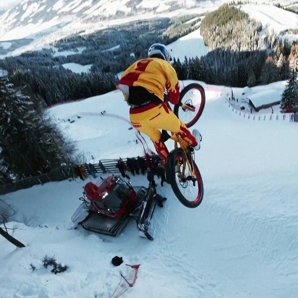 Cyklisten Fabio Wibmer kör ner för en skidbacke