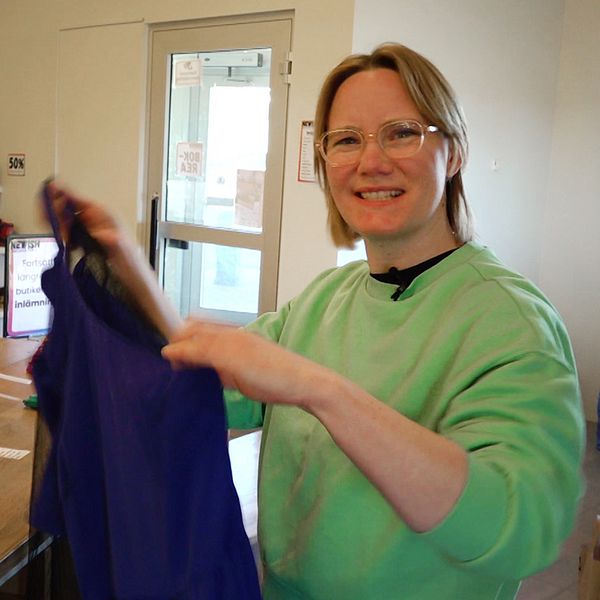 Delad bild: Till vänster hålls en blå klädesplagg med en etikett märkta ”SHEIN” i närbild. Till höger håller en person upp ett liknande blått plagg i en inomhusmiljö.