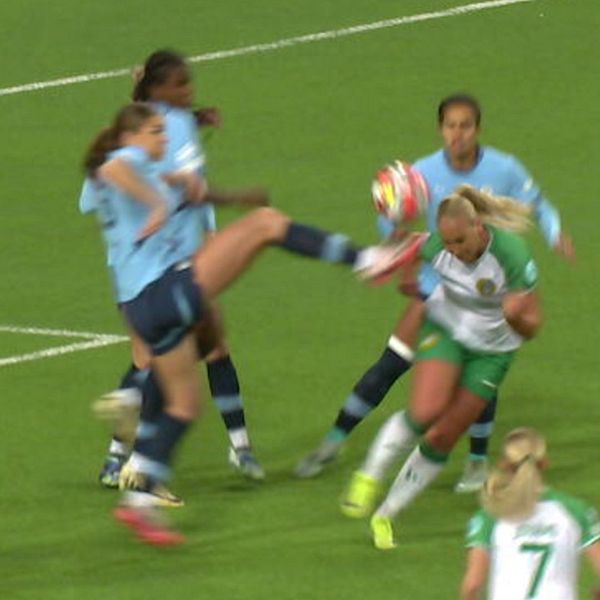 En delad bild av en fotbollsmatch med två sektioner. Den vänstra delen visar ett spelmoment där flera spelare i gröna och blå tröjor är engagerade i en attack, medan domaren observerar. I den högra delen av bilden fångas en intensiv situation där en spelare i grön tröja försöker ta bollen, samtidigt som en motståndare i blå tröja sträcker ut sitt ben för att försvara sig.