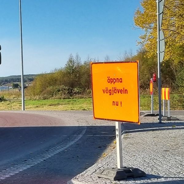 Lastbil kör förbi trafikskylt