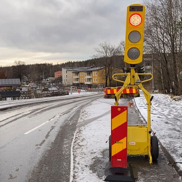 En porträttbild på den tf VA-chefen i Skinnskattebergs kommun, Christopher Åberg. samt en bild på gatan med markarbetet i centrala Skinnskatteberg