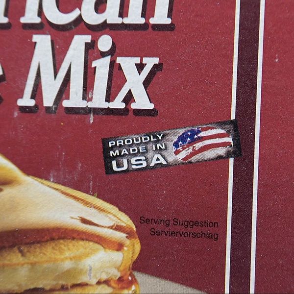 Delad bild: En ung man intervjuas i mataffär, samt närbild på amerikansk produktförpackning.