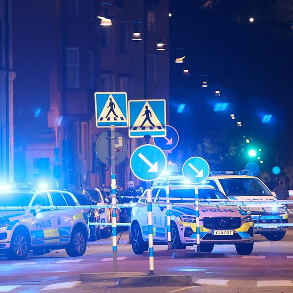 Rådman Thomas Wallén och polisbilar på gata i Vasastan i centrala Stockholm.