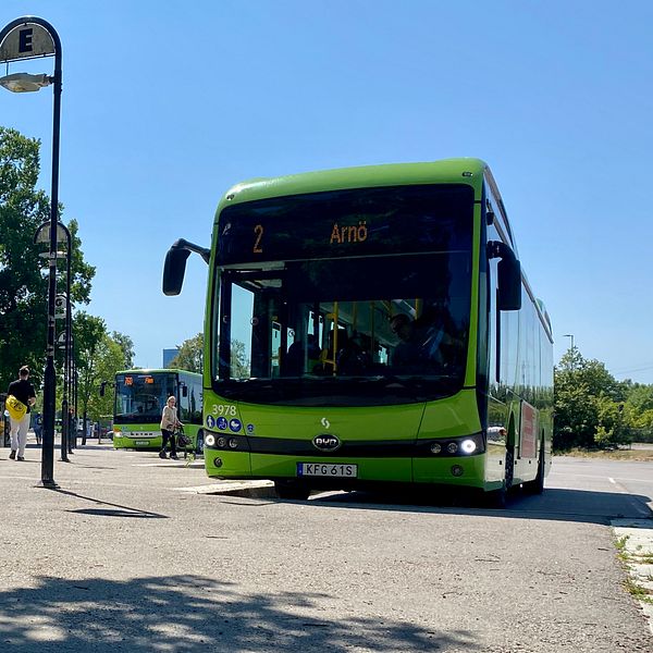 Bild på en stadsbuss i Nyköping i split med Mattias Claesson (C), regionråd med ansvar för kollektivtrafik.