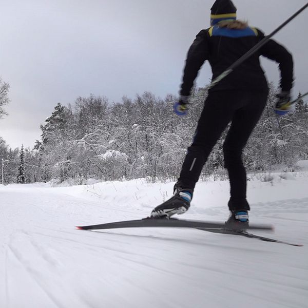 En delad bild som visar en ung skidåkare, Jacob Grundqvist från Frösön, i en snötäckt skogsmiljö på vänster sida, iförd skidkläder och en mössa. På höger sida syns en skidåkare i full fart, åkande framåt längs ett preparerat skidspår.