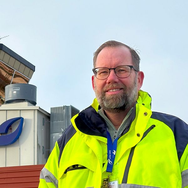 Mikael Smedberg står framför kontrolltornet vid Örebro airport.