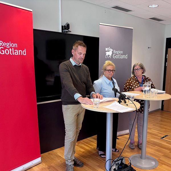 Patrik Johansson informerar om vattenbristen vid presskonferens i rådhuset