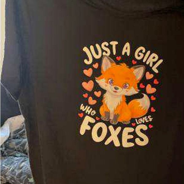 En tröja med texten ”Just a girl who loves foxes”