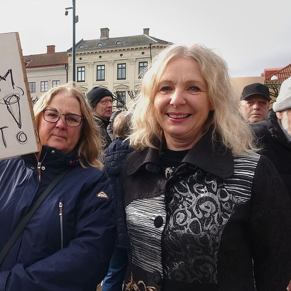 två kvinnor med skylt med texten ”Gör om gör rätt”