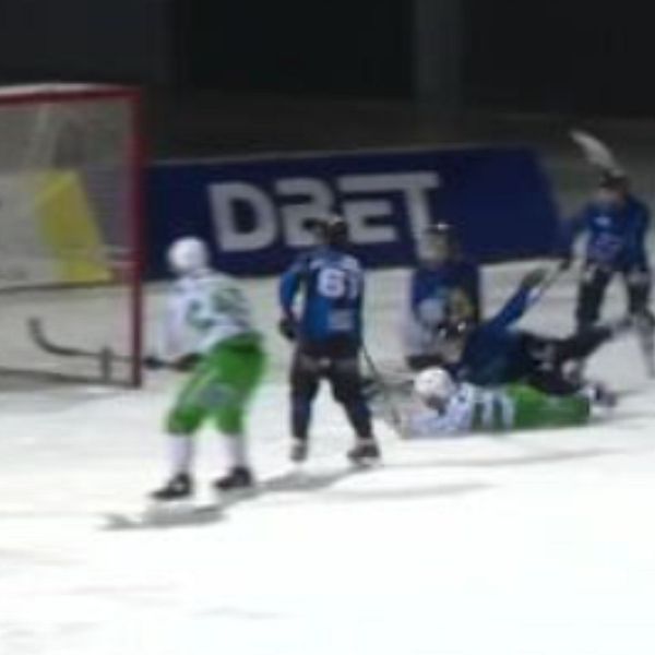 Tvådelad bild. Vänster: bandyspelare firar. Höger: mål i en bandymatch.