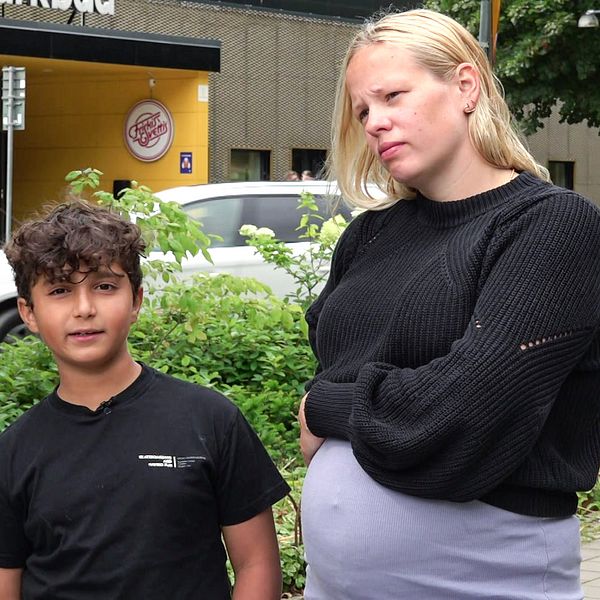 En tvådelad bild, båda bidlerna föreställer mammor med sina barn utanför Nolhaga Parkbad.