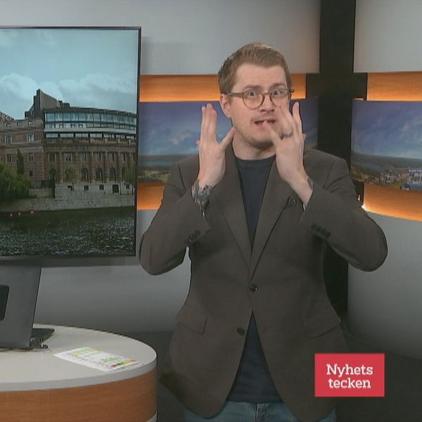 Programledare Magnus Bergevin berättar om föreställningen ”Audism genom livet” ska visas i Riksdagen.